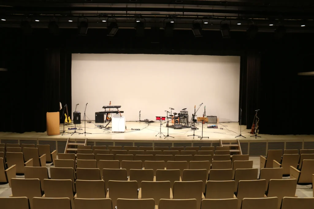 開演前のみんなのホール。ステージに楽器が並んでいる