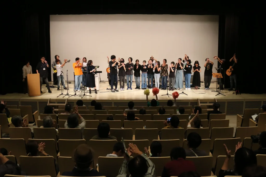 ぼくらのごちゃまぜフェス2025で、ステージに並んだ出演者と、拍手を送る客席