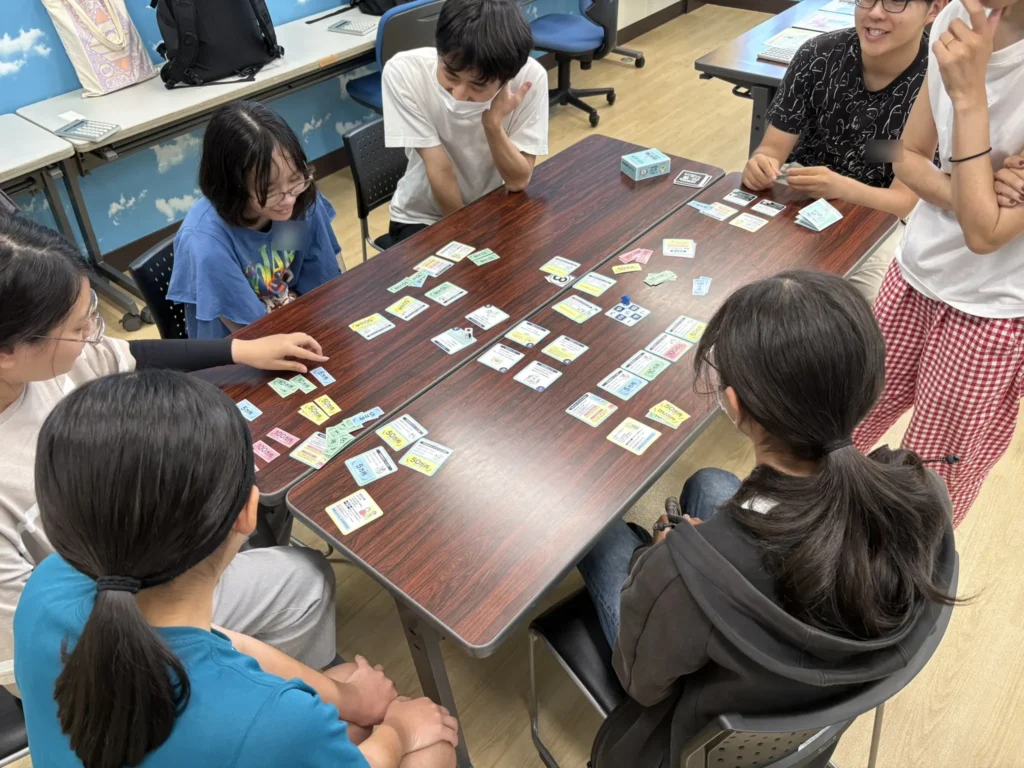 ほっこりダベリバで、テーブルを囲んでカードゲームをする参加者たち